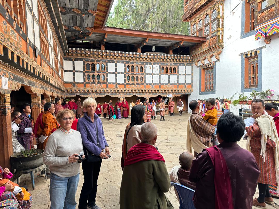 Darla et Shelly lors d'un festival bhoutanais dans la cour d'un dzong